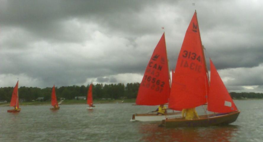 Photo: The Fleet Splits after the Start
Photographer: Derek Pugh
File: JPEG 31 kB