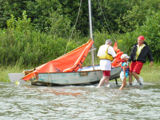 Photo: Steve Helps Les Park His Boat