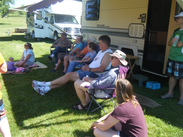 Photo: The OMDA Members Take Advantage of Some Shade