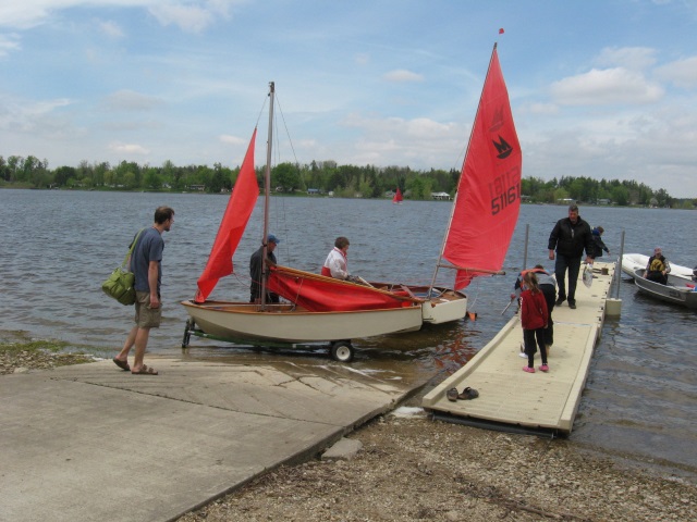 Photo: Andrew Watches Marika Helping Aleid